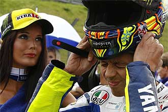 Rossi se pone el casco antes de la carrera.