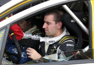 Brian Lavio y su copiloto Flavio Gugelmini, antes del arranque del rally.