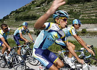 Alberto Contador, durante la jornada de recuperacin, junto a otros compaeros del Astana.