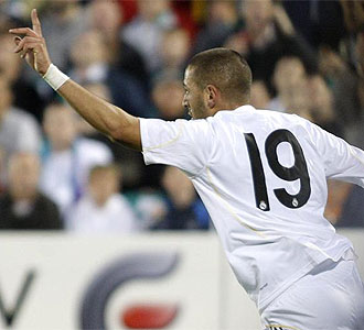 Benzema celebra su primer tanto con la camiseta del Real Madrid.