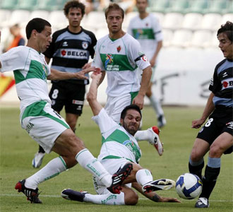 Jugadores del Elche pelean un baln con la oposicin de jugadores de la Rea Sociedad, en un partido de la Liga Adelante de la pasada temporada