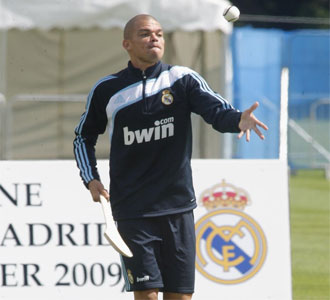 Pepe, defensa del Real Madrid, durante un entrenamiento de esta pretemporada en Irlanda con el club blanco