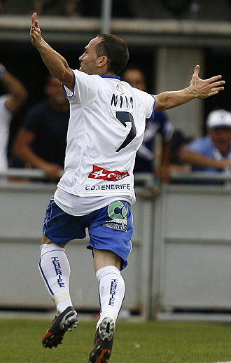 Nino celebra un gol con el Tenerife