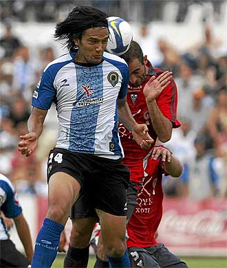 Abel Aguilar salta con Alberto, jugador del Albacete, durante un partido de la pasada campaa.