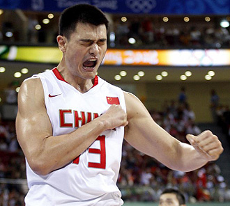 Yao Ming durante un partido con China