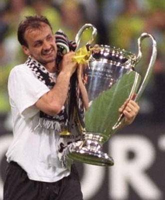 Kohler pasea con la Copa de Europa en 1997.