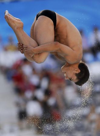 Yahel Castillo en pleno salto en la final.