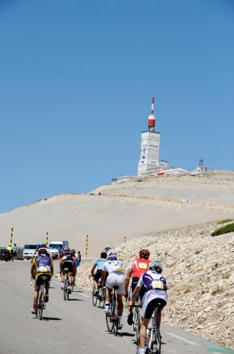 Varios ciclistas intentan alcanzar la cima del Mont Ventoux.