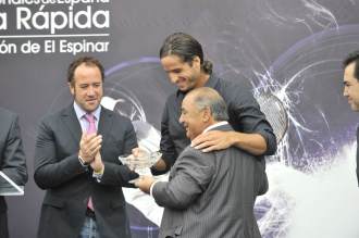 Feliciano Lpez se abraza a Pedro Muoz al recibir el trofeo / homenaje en El Espinar.
