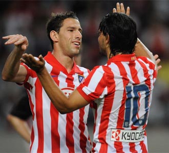 Agero y Maxi celebran un gol ante el Ajax
