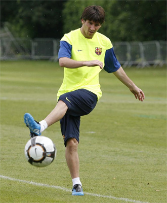Leo Messi golpea el balón durante un entrenamiento.