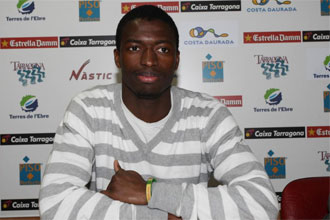 Diop en rueda de prensa cuando jugaba en el Nástic.