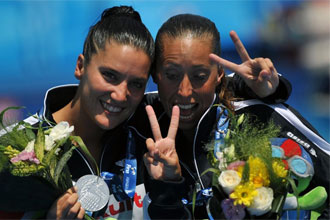 Andrea Fuentes y Gemma Mengual celebran una medalla de plata conseguida en Roma.