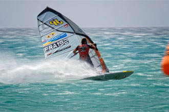 Antoine Albeau haciendo slalom en las aguas de la Playa de Janda.