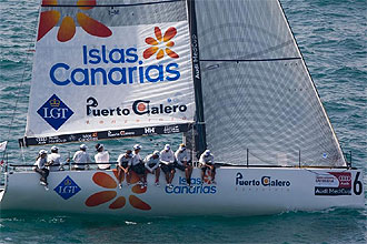 El Islas Canarias Puerto Calero navega por Cagliari.