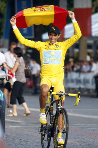 Alberto Contador posa con la bandera espaola.