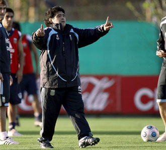 Diego Armando Maradona dirigiendo un entrenamiento de la Seleccin de Argentina