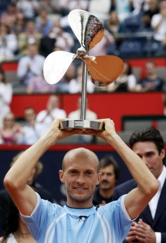 Nicolay davydenko levanta el trofeo de campen en Hamburgo.