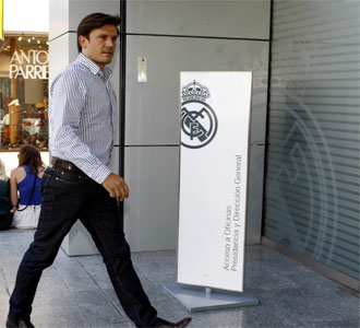 Toni Muñoz, director deportivo del Getafe, entra en las oficinas del Santiago Bernabéu