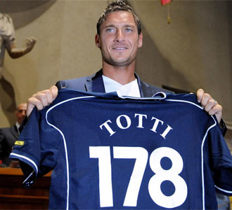 Francesco Totti, con su camiseta con el nmero de goles que ha marcado con la elstica de la Roma