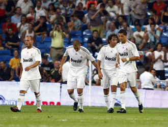 Sneijder, Benzema, Raúl y Cristiano se dirigen a su campo tras el gol del '7'