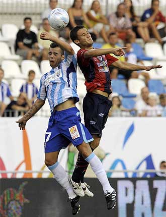 Edu Ramos salta con Daniel Guerrero durante el Mlaga-Atlante.