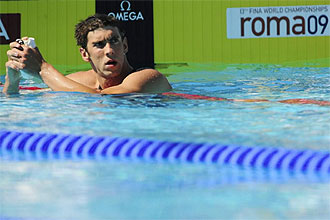 Michael Phelps observa el marcador a la conclusin de la prueba.