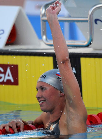 Anastasia Zueva celebra en el agua su r�cord del mundo.