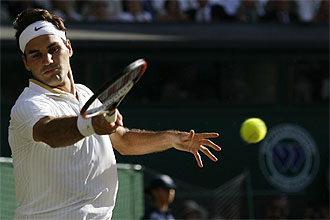 Roger Federer golpea una bola durante la final de Wimbledon.