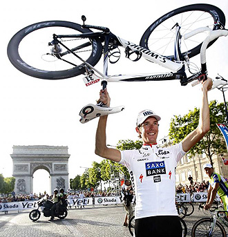Andy Schleck celebrando su segundo puesto en el Tour