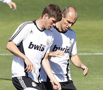 Robben y Huntelaar entrenndose con el Madrid