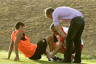 Jess Navas es atendido por los servicios mdicos del Sevilla tras lesionarse el tobillo derecho.