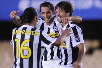 Diego Rivas celebra su gol junto a Hasan Salihamidzic y Mauro Camonaresi contra el Seongnam.
