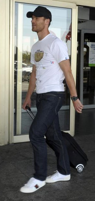 Xabi Alonso, en el aeropuerto de Barajas (Madrid).