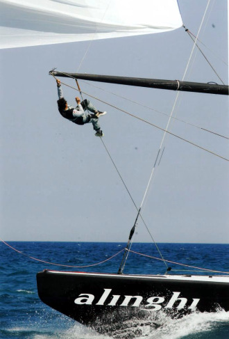 Imagen del Alinghi en la que se ve a uno de sus tripulantes, mientras entrenaba en las aguas de Valencia en 2005.