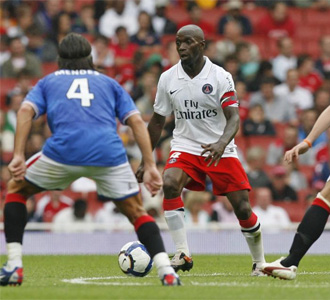 Claude Makelele controla el baln ante los jugadores del Glasgow Rangers en el partido de la Emirates Cup