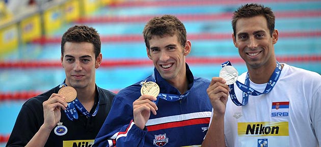 Rafa Muoz posa con su medalla junto a Phelps y Cavic