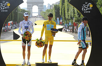 Schleck junto a Contador y Armstrong tras la ceremonia de clausura del Tour