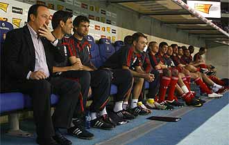 Benítez, en el banquillo del campo del Espanyol, con Xabi en el otro extremo.