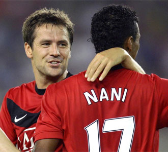 Michael Owen celebra, junto a Nani, un gol marcado en un partido de la gira asitica del Manchester United