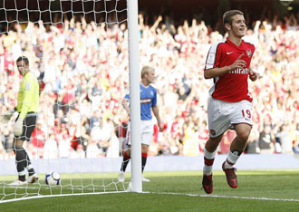 El joven delantero del Arsenal, Jack Wilshere celebra el tercer gol del Arsenal al Rangers