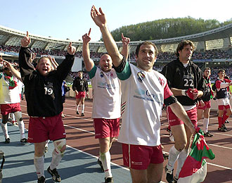Los jugadores del Biarritz Olympique saludan a sus aficionados tras el triunfo sobre Munster en el ao 2005 en Anoeta