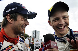 Hirvonen, junto a Loeb, al final del rally de Finlandia.