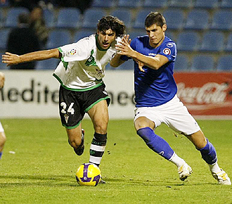 Pablo Ruiz, en la imagen peleando con Rafa Jord durante el Alicante-Crdoba de la pasada temporada, jugar este ao en Cartagonova