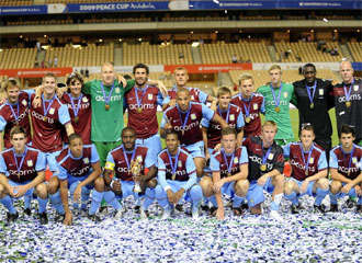La plantilla del Aston Villa posa con el trofeo de campen de la Peace Cup.