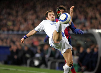 Joe Cole intenta controlar un baln durante un partido contra el Barcelona en la temporada 2004/05.
