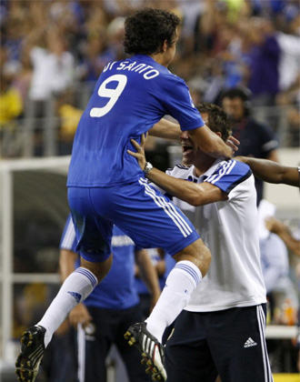 Di Santo celebra un tanto con Terry durante un amistoso de pretemporada del Chelsea.