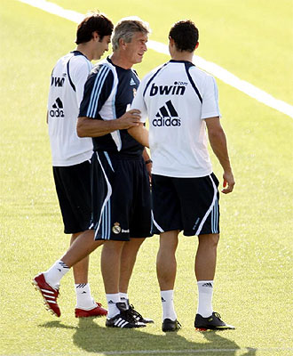 Pellegrini habla con Cristiano Ronaldo y Kaká.