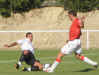 Juan Domnguez pelea por un baln ante un jugador del filial de Osasuna en el primer amistoso de pretemporada del Real Unin