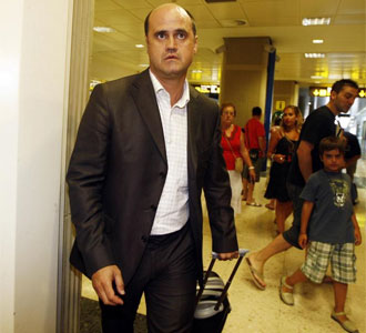 Fernando Gmez, llegando al aeropuerto de Manises (Valencia)